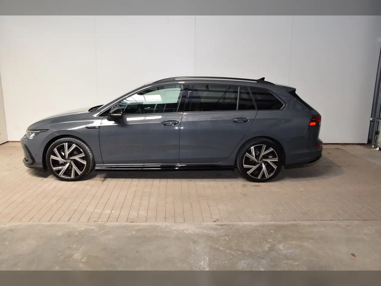Volkswagen Golf Variant VIII Var. TSI R-Line LED - Navi - RearView — Galería del vehículo 3