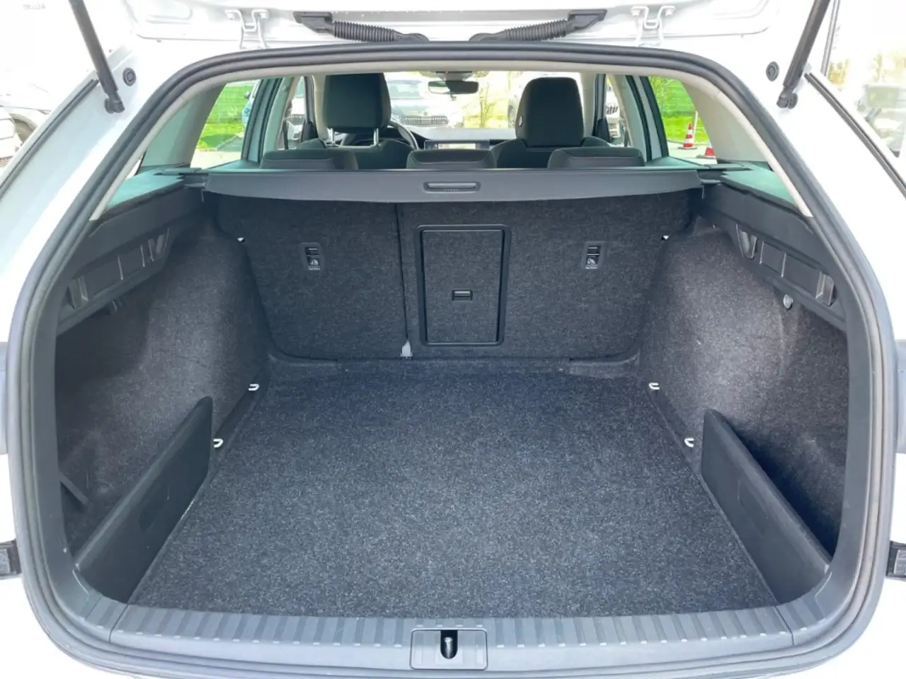 Skoda Octavia Combi Ambition 1.5 TSI DSG Navi,Klima,Kamera — معرض صور السيارة 9