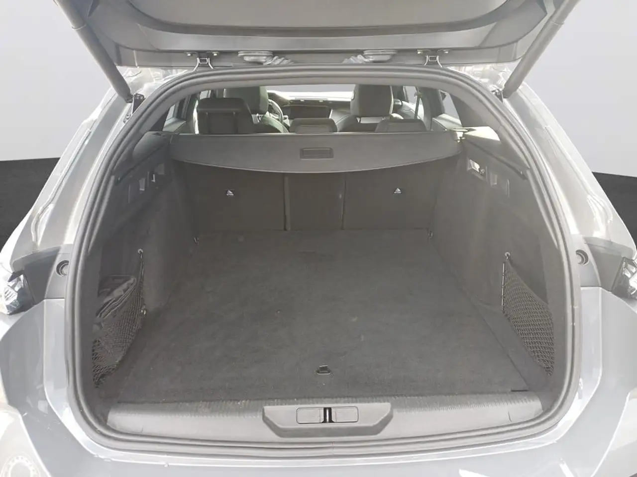 Peugeot 308 SW GT PureTech 130 EAT8 — Vehicle gallery 8