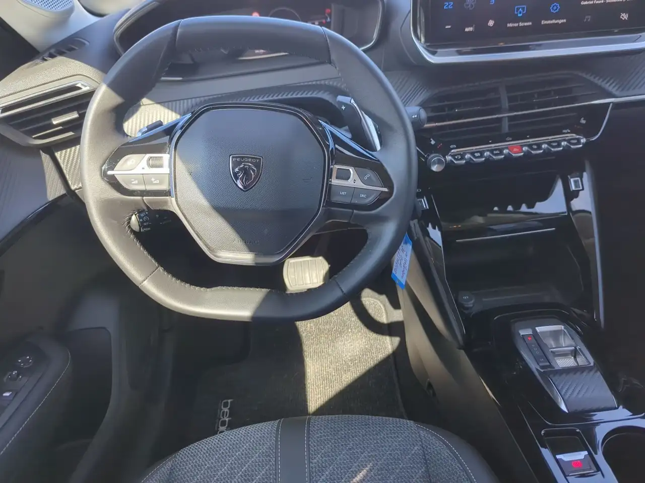 Peugeot 208 HYBRID 100 e-DSC6 Allure KeyLess LED PDC — معرض صور السيارة 9