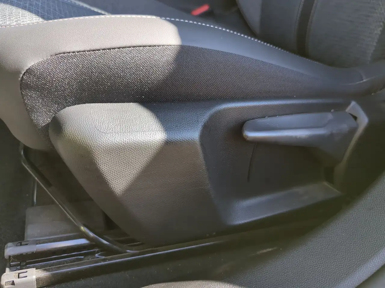 Peugeot 208 HYBRID 100 e-DSC6 Allure KeyLess LED PDC — معرض صور السيارة 7