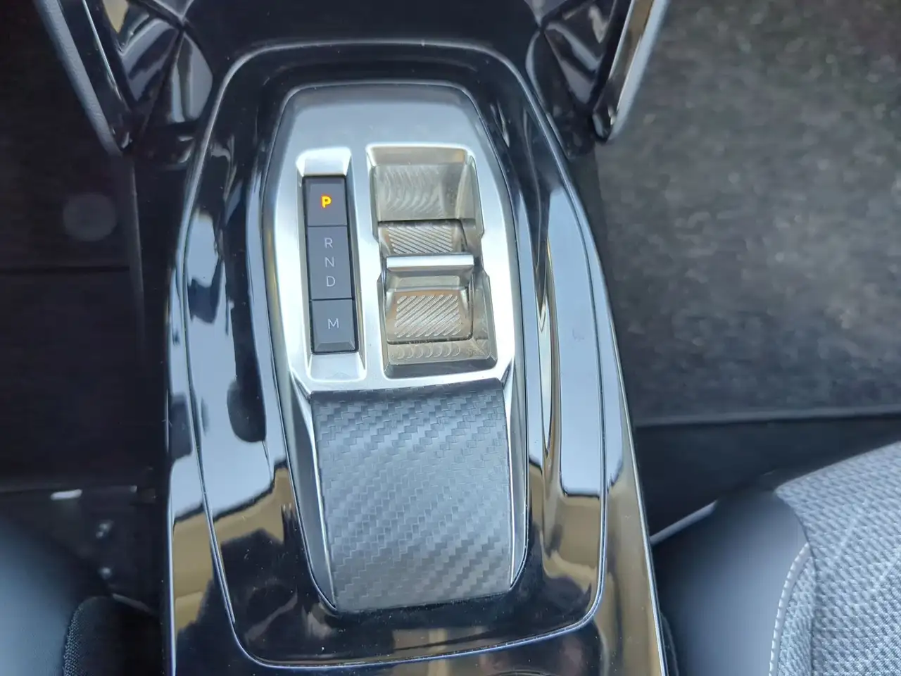 Peugeot 208 HYBRID 100 e-DSC6 Allure KeyLess LED PDC — معرض صور السيارة 20