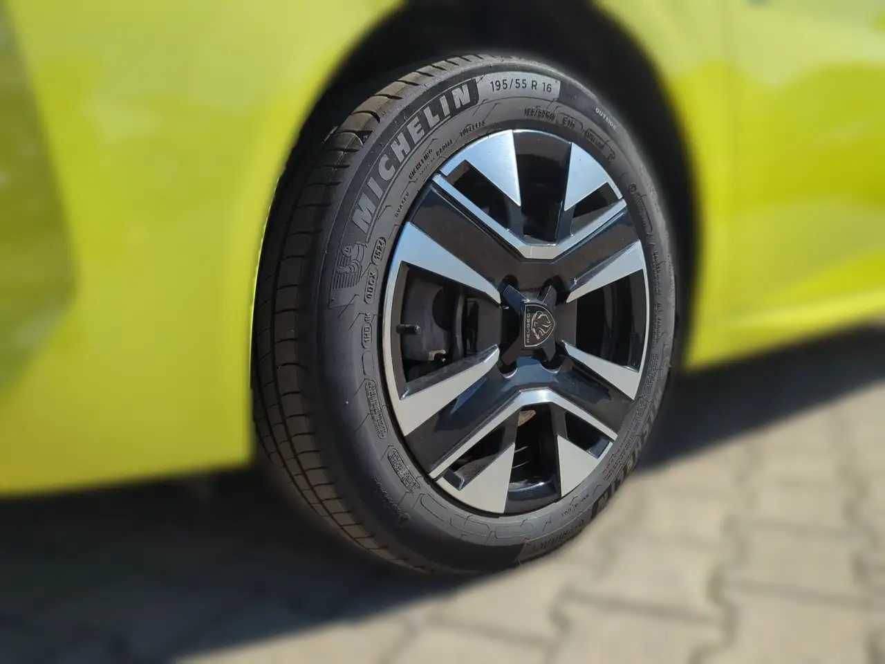 Peugeot 208 HYBRID 100 e-DSC6 Allure KeyLess LED PDC — معرض صور السيارة 4