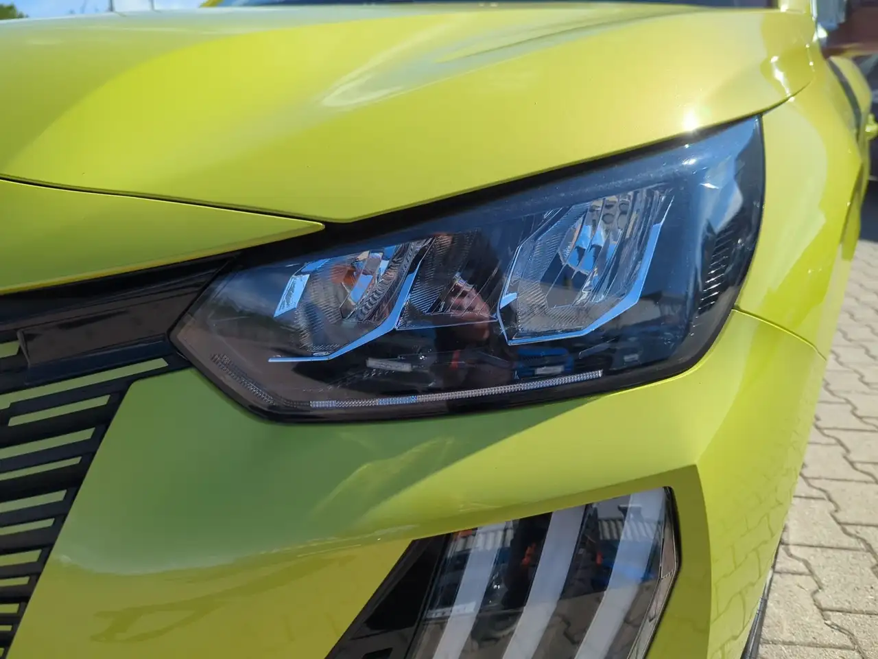 Peugeot 208 HYBRID 100 e-DSC6 Allure KeyLess LED PDC — معرض صور السيارة 3