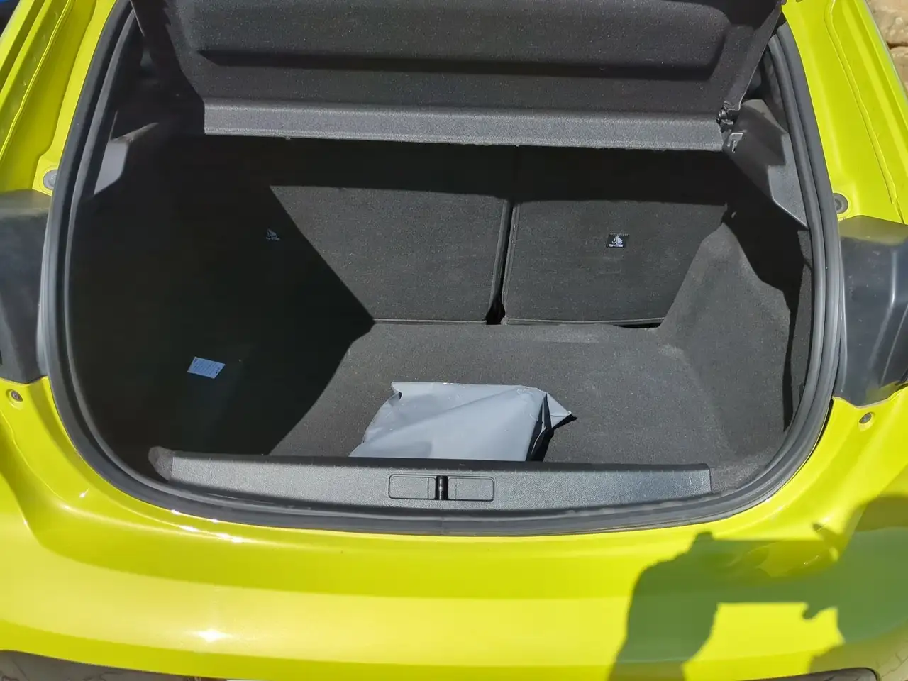Peugeot 208 HYBRID 100 e-DSC6 Allure KeyLess LED PDC — معرض صور السيارة 12