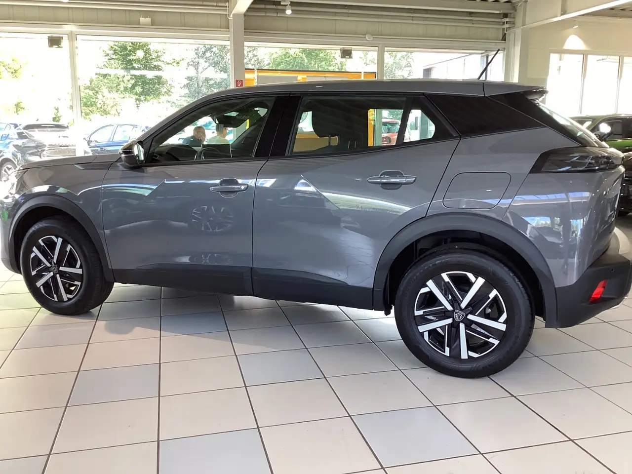 Peugeot 2008 1,2 Hybrid 136 ACTIVE KlimaA+DAB+Bluetooth — Galerie du véhicule 10