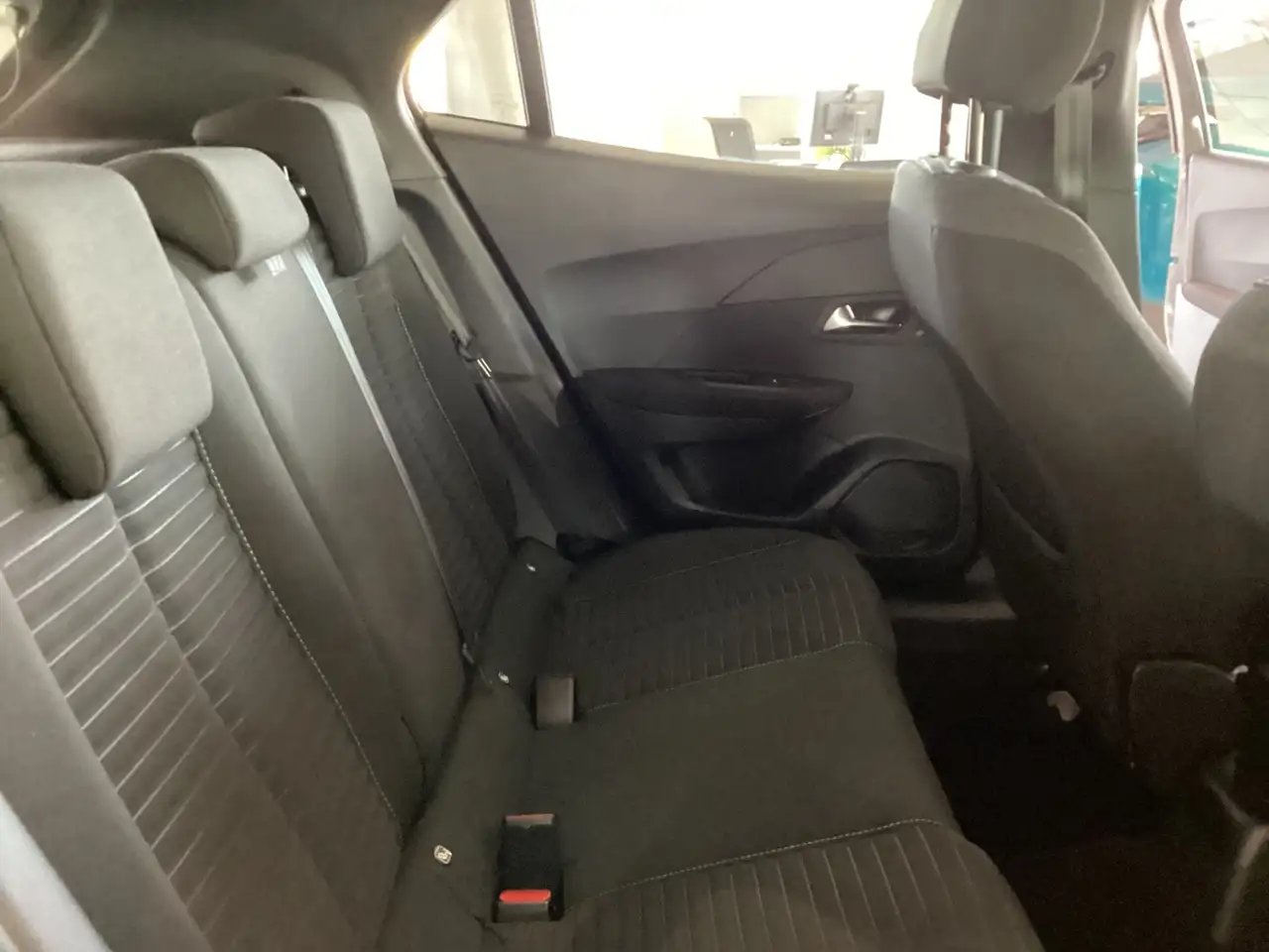 Peugeot 2008 1,2 Hybrid 136 ACTIVE KlimaA+DAB+Bluetooth — Galerie du véhicule 15