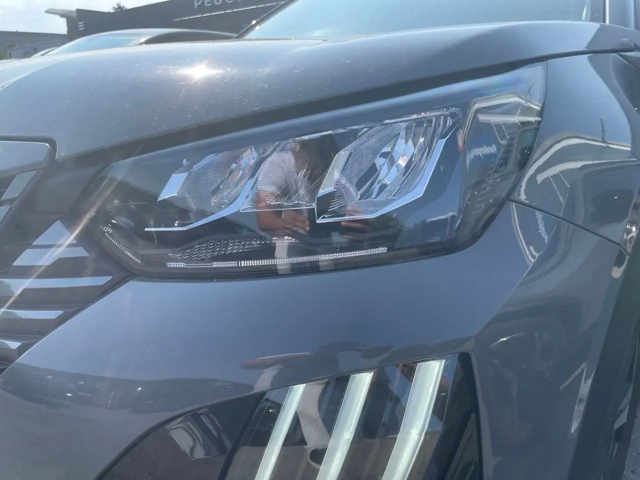 Peugeot 2008 1.2 PureTech 130 Allure LED PDC KlimaA AUT — Vehicle gallery 3