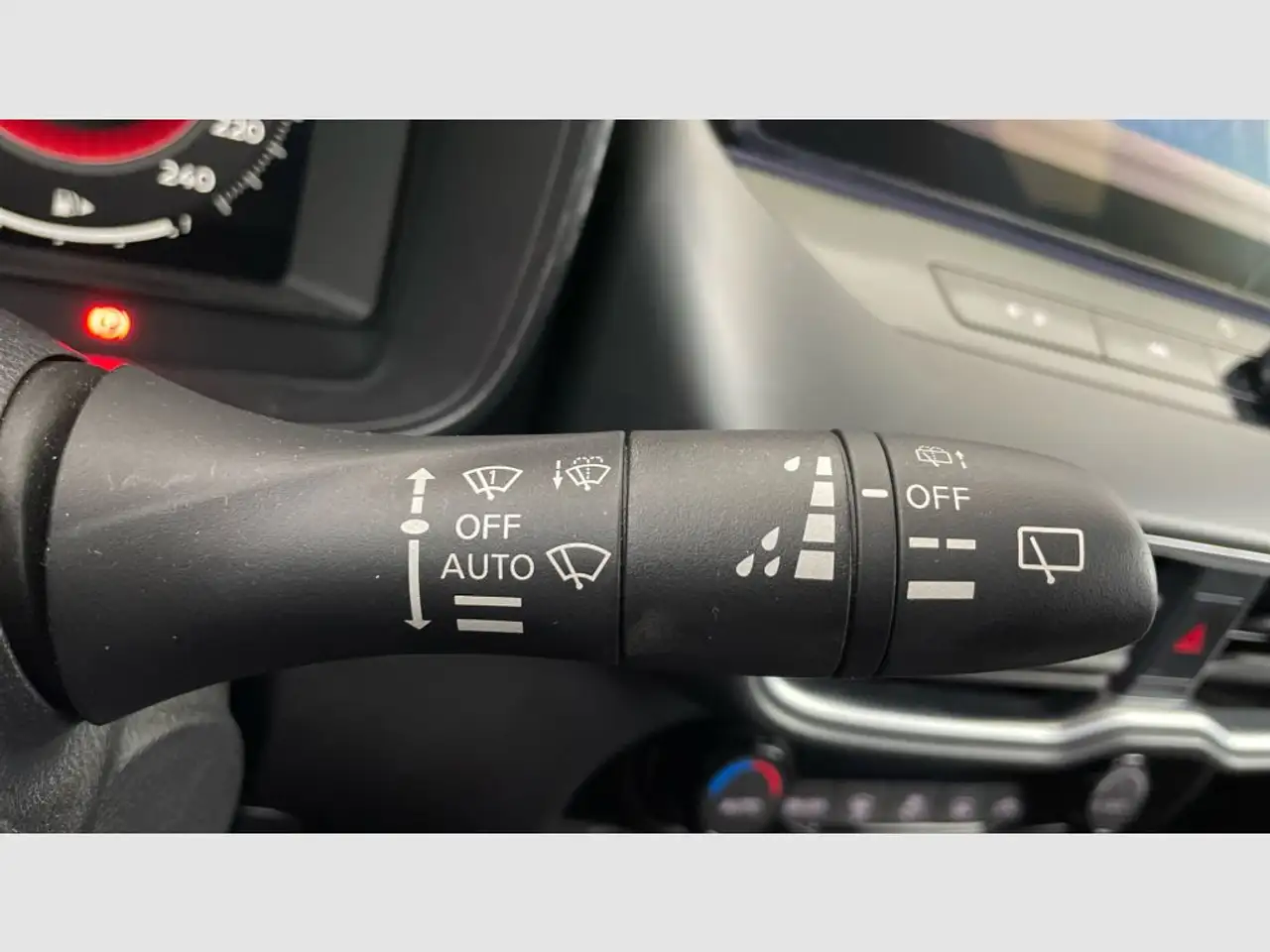 Nissan Juke 1.0 DIG-T N-Connecta 4x2 DCT 7 84kW — Vehicle gallery 26