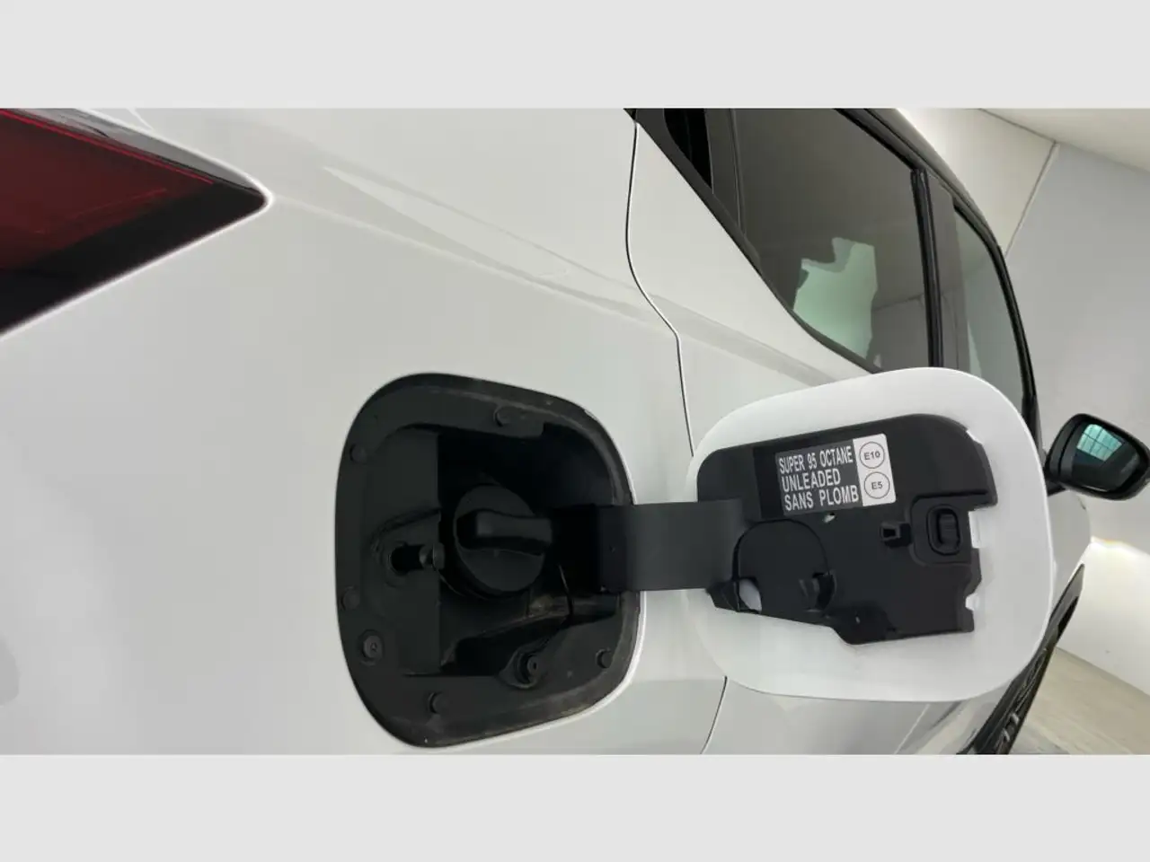 Nissan Juke 1.0 DIG-T N-Connecta 4x2 DCT 7 84kW — Vehicle gallery 34