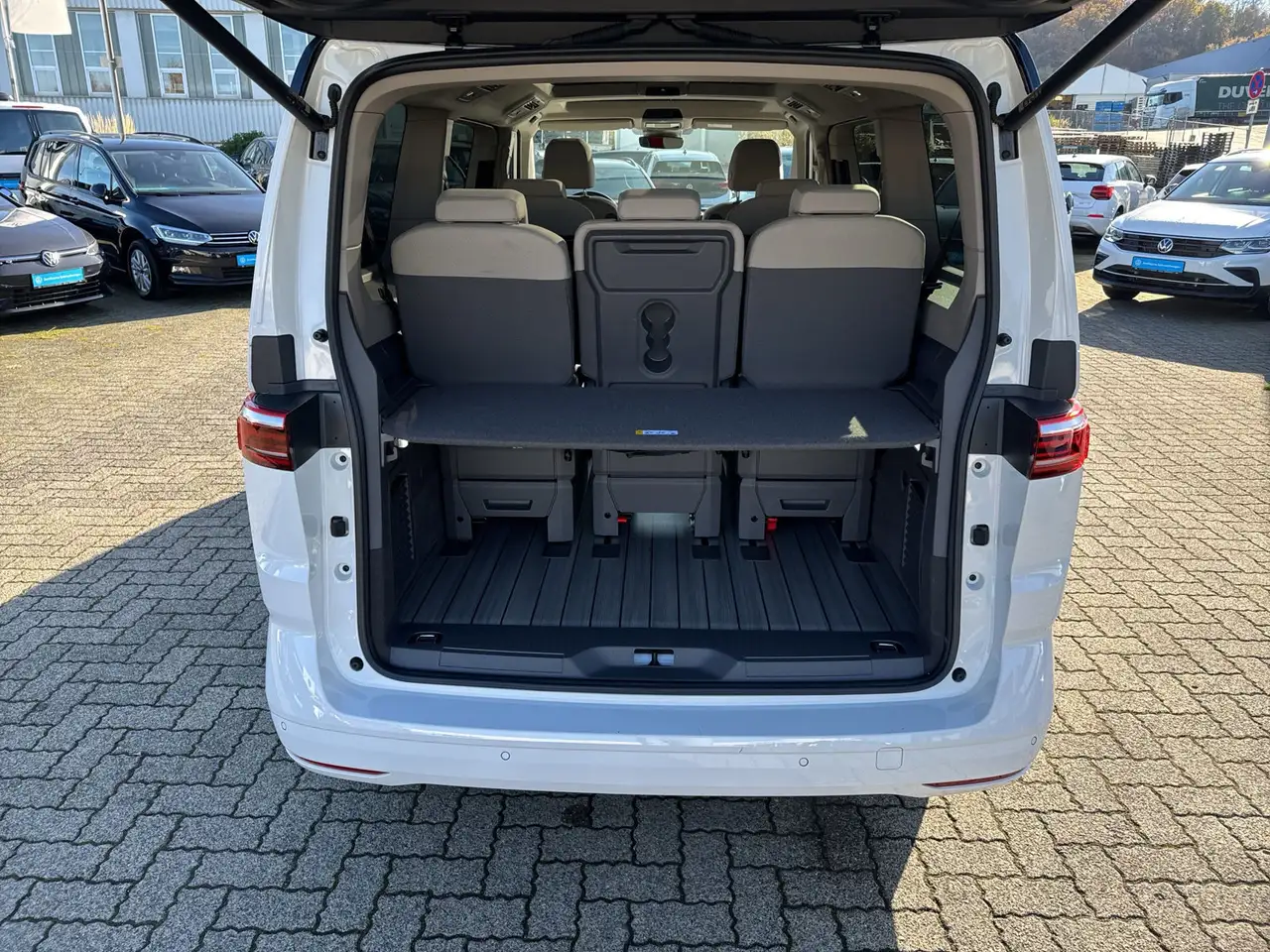Volkswagen T7 Multivan 2.0 TSI DSG LR Edition PANO STANDHZG — Galería del vehículo 8