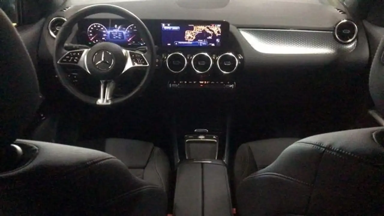 Mercedes-Benz GLA 250 4MATIC — Vehicle gallery 8