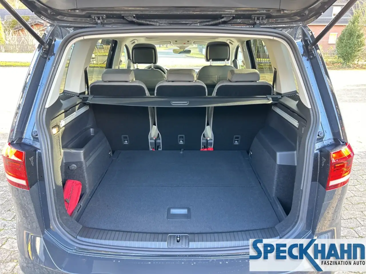 Volkswagen Touran Highline BMT Start-Stopp 1.5 TSI Panorama Navi — معرض صور السيارة 9