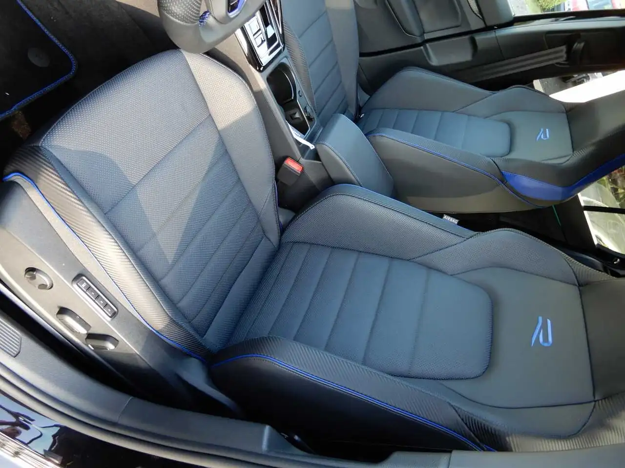 Volkswagen Golf VIII 2.0 TSI 4Motion DSG R 20 Years — Galerie du véhicule 13