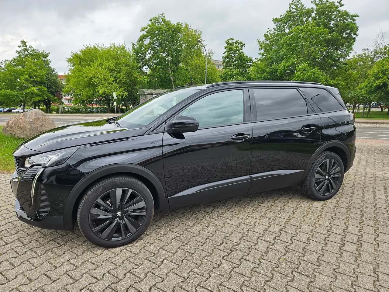 Peugeot 5008 GT AT NAVI Full-LED 7-Sitzer el.Heckkl. BlackPaket — معرض صور السيارة 2