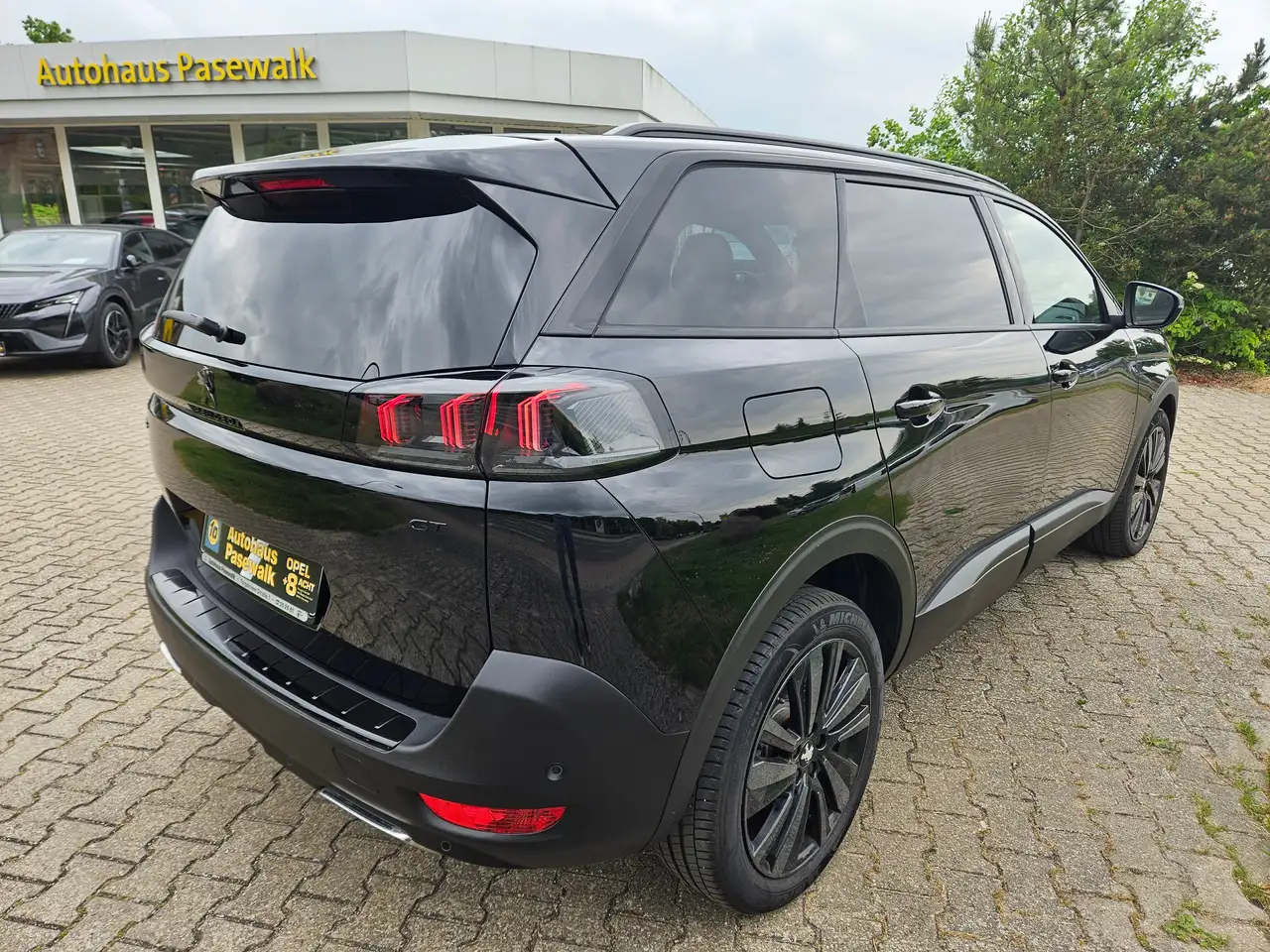 Peugeot 5008 GT AT NAVI Full-LED 7-Sitzer el.Heckkl. BlackPaket — معرض صور السيارة 6