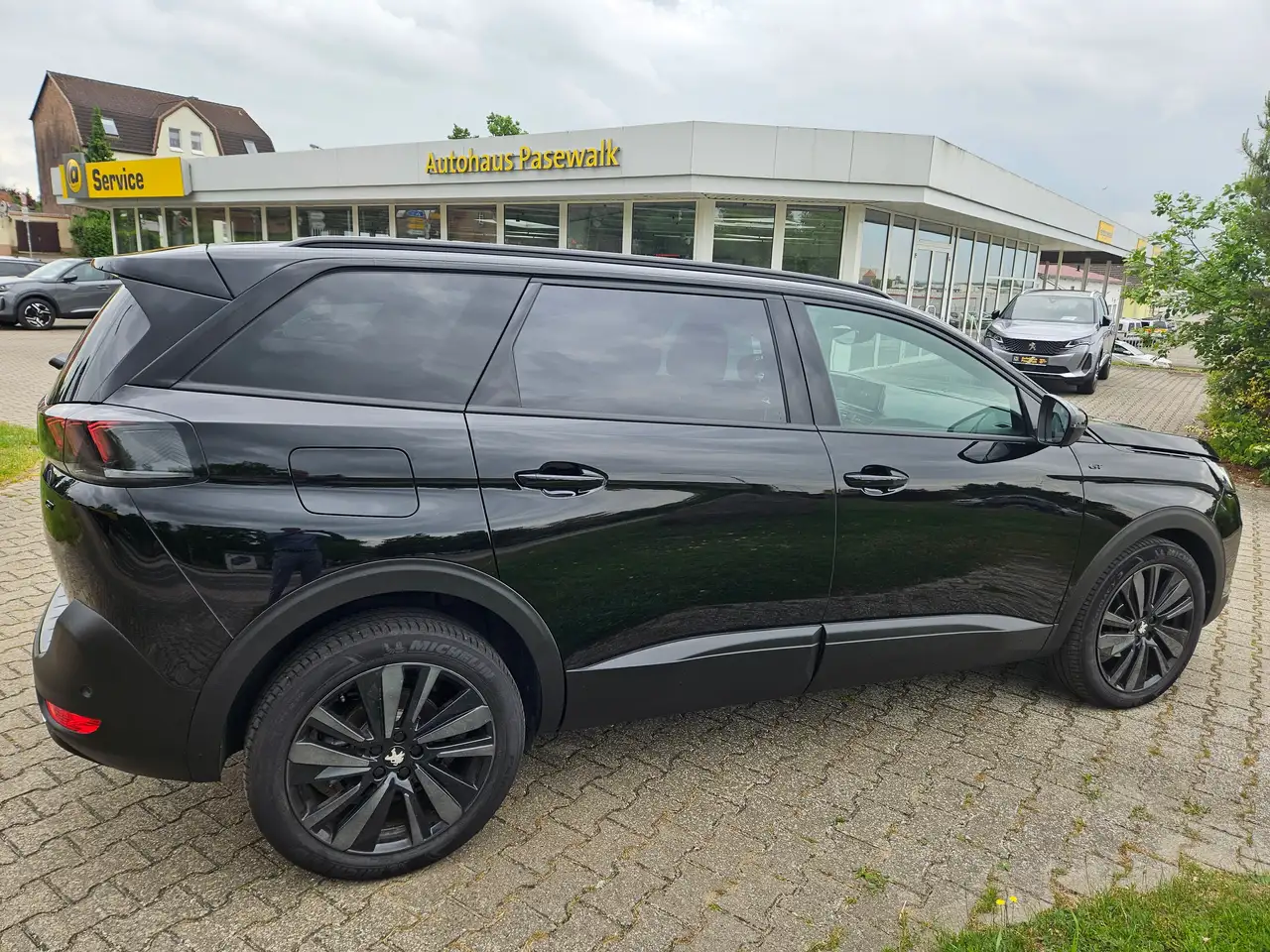 Peugeot 5008 GT AT NAVI Full-LED 7-Sitzer el.Heckkl. BlackPaket — معرض صور السيارة 5