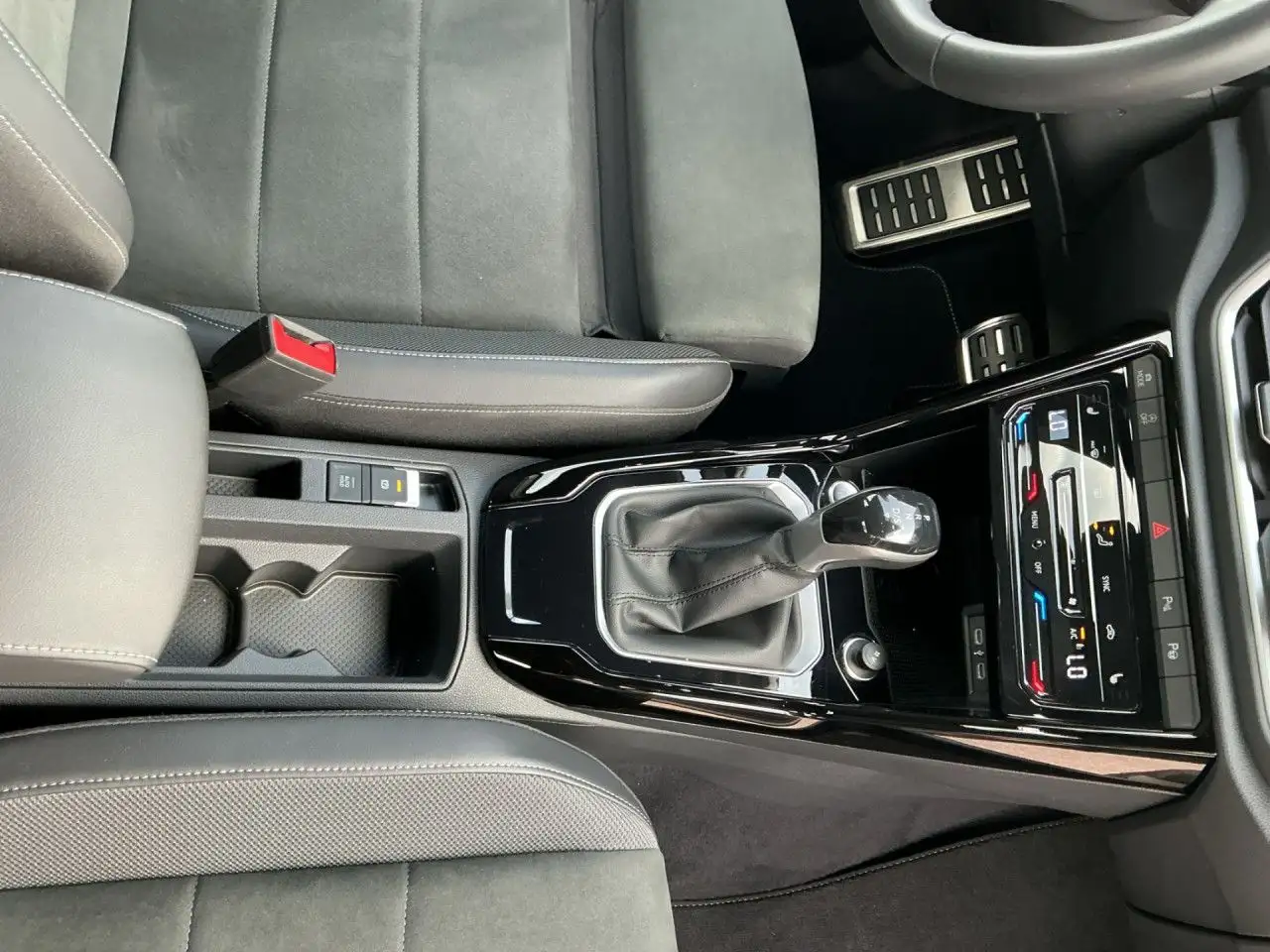 Volkswagen T-Roc 1.5 TSI DSG R-Line AHK, NAVI, EASY OPEN LED — معرض صور السيارة 24