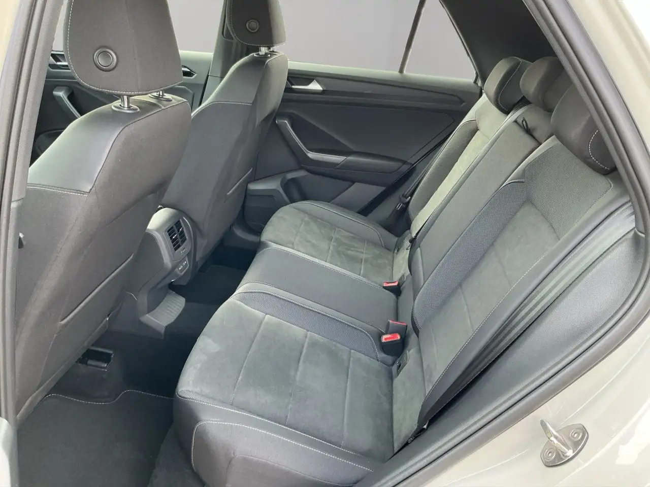 Volkswagen T-Roc 1.5 TSI DSG R-Line AHK, NAVI, EASY OPEN LED — معرض صور السيارة 19