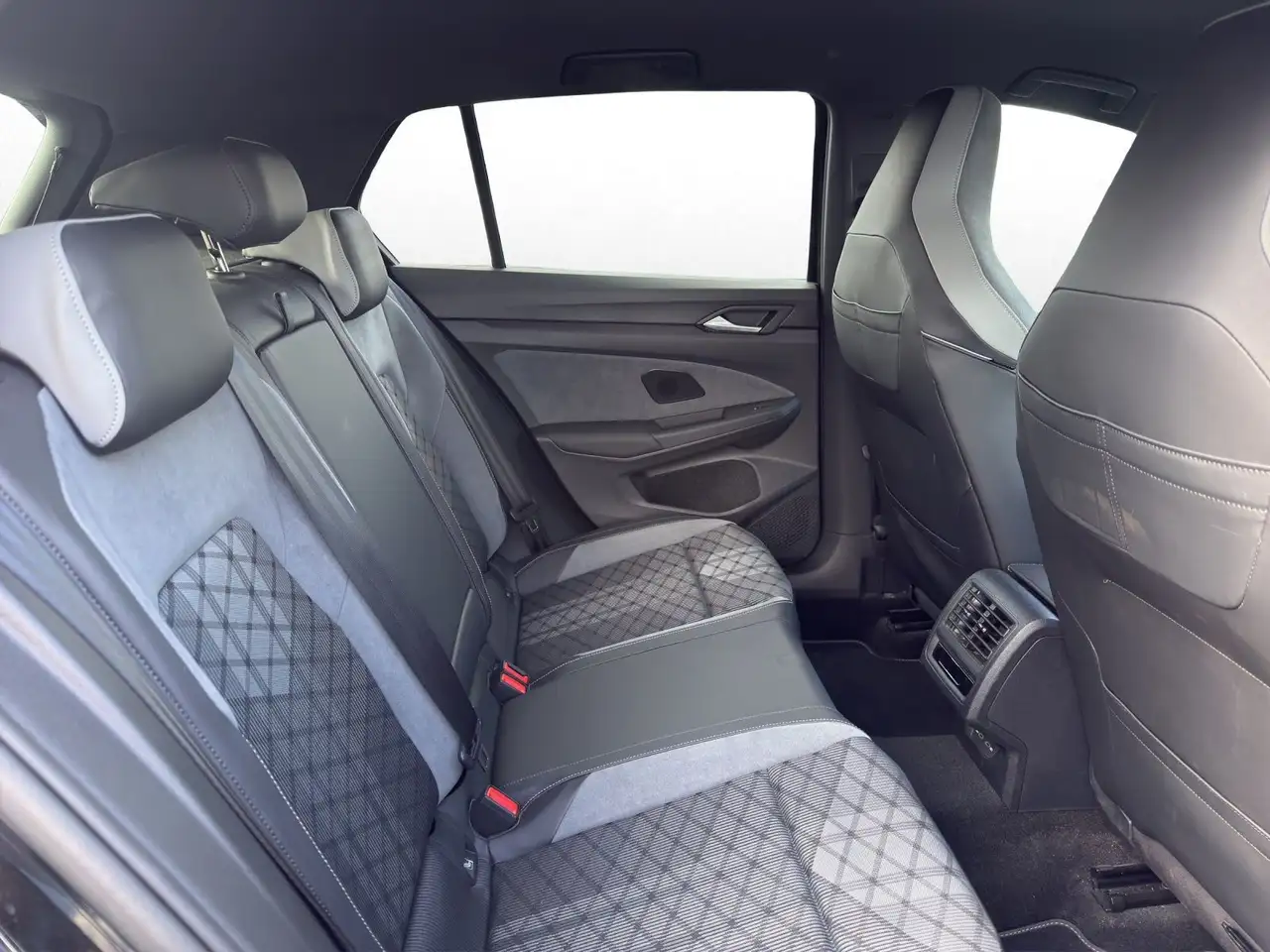 Volkswagen Golf VIII 1.5 eTSI DSG R-LINE BLACK-STYLE*IQ.LIG — Galerie du véhicule 19
