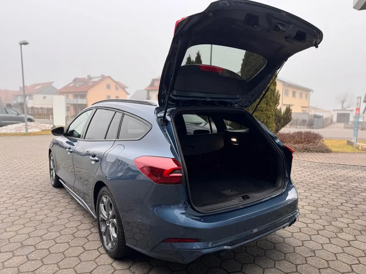 Ford Focus Turnier 1.0 ST-Line X AHK KAMERA LED SHZ — معرض صور السيارة 22