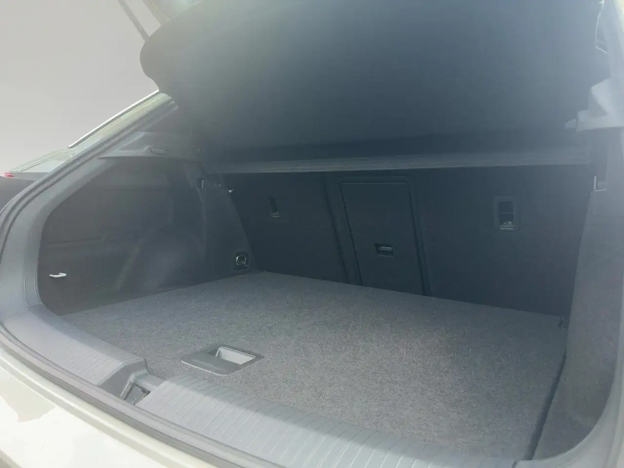 Volkswagen T-Roc R-LINE 1.5 TSI DSG LED+ TRAVEL AHK DAB+ — معرض صور السيارة 6