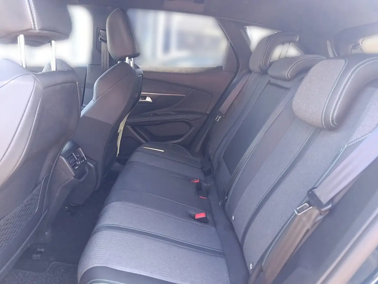 Peugeot 3008 Hybrid 136 eDSC6 Allure Pack PDC LED Navi — معرض صور السيارة 9