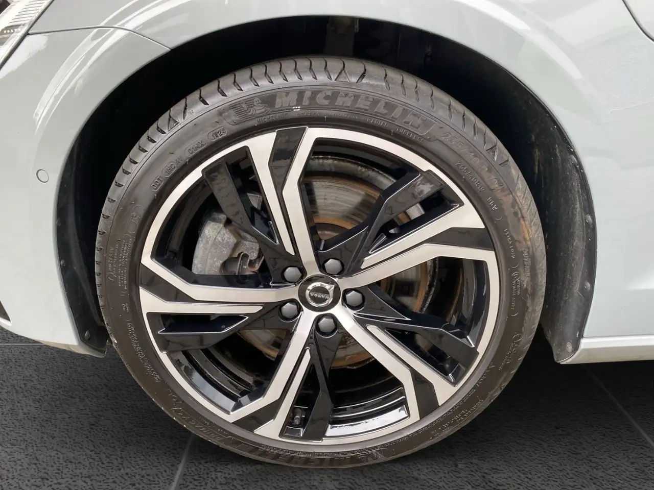 Volvo V60 Kombi T8 Ultra Dark Recharge WiPa*SitzHZG*LED — Vehicle gallery 15