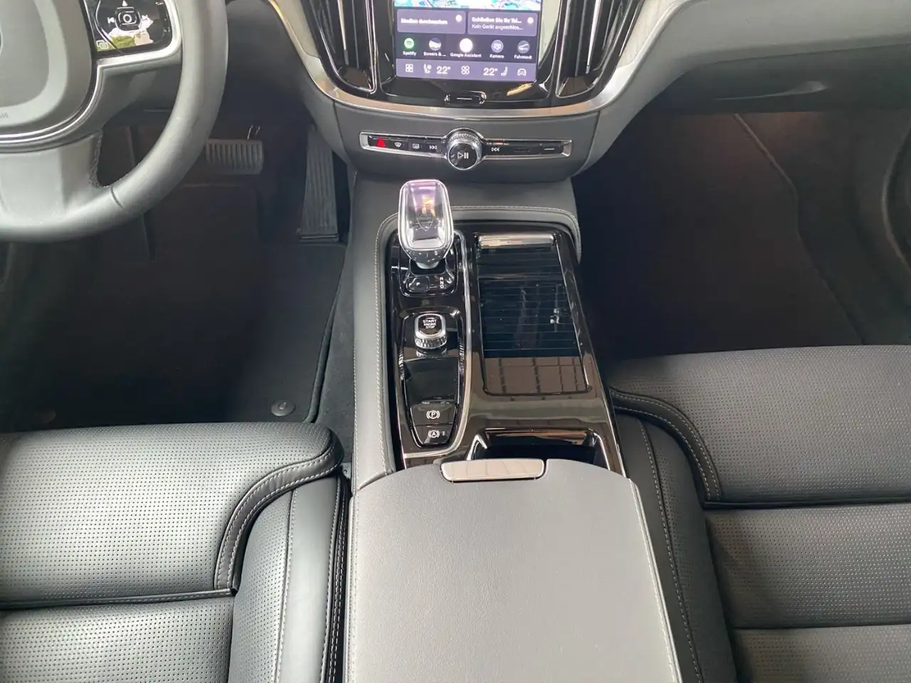 Volvo V60 Kombi T8 Ultra Dark Recharge WiPa*SitzHZG*LED — Vehicle gallery 9