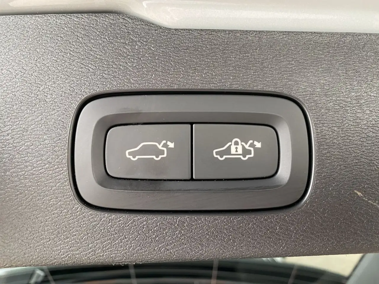 Volvo V60 Kombi T8 Ultra Dark Recharge WiPa*SitzHZG*LED — Vehicle gallery 23