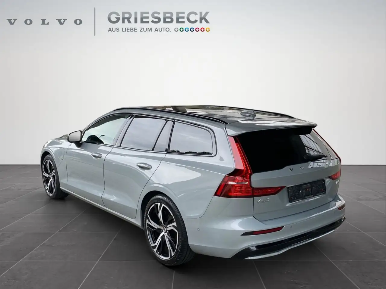 Volvo V60 Kombi T8 Ultra Dark Recharge WiPa*SitzHZG*LED — Vehicle gallery 3