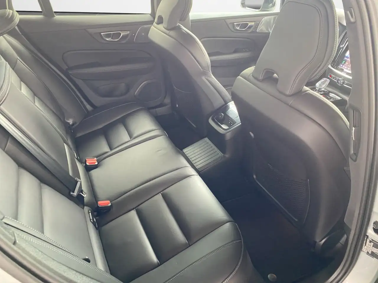 Volvo V60 Kombi T8 Ultra Dark Recharge WiPa*SitzHZG*LED — Vehicle gallery 13