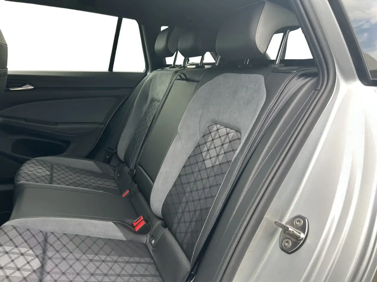 Volkswagen Golf VIII Variant 1.5 eTSI DSG R-Line LED*NAV*SHZ*AC... — Galería del vehículo 14