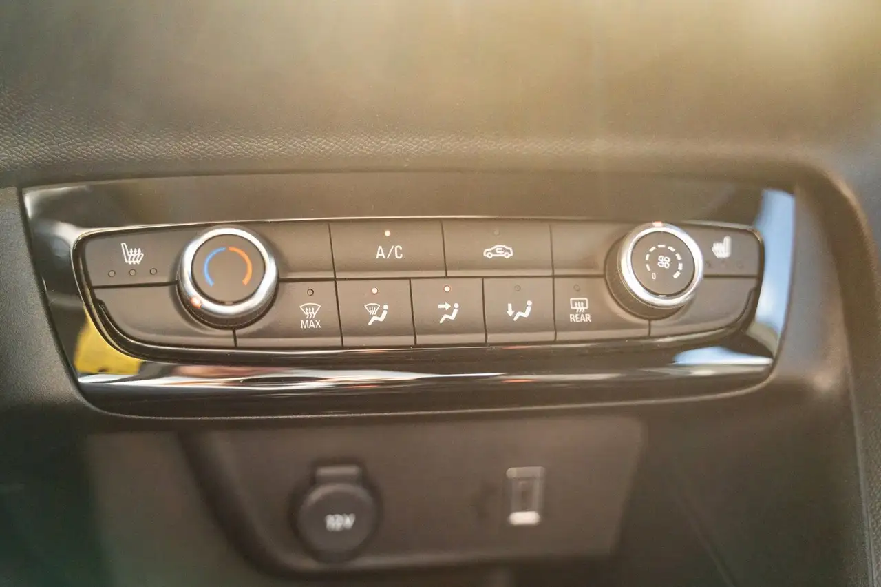Opel Corsa F GS 1.2 6-G/130°RFK/LED/LHz/SHz/Klima — Galería del vehículo 19