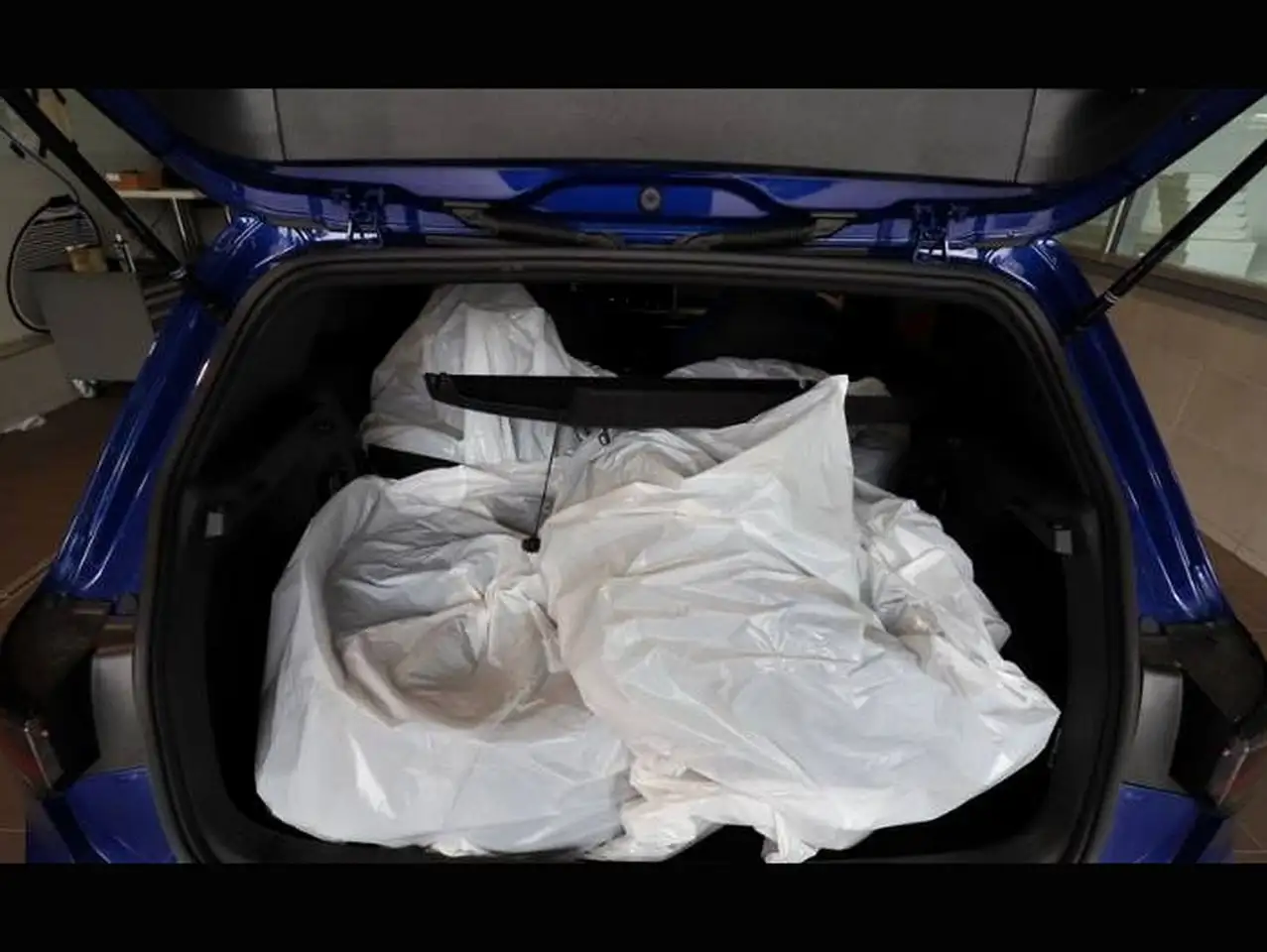 Volkswagen Golf R VIII 2.0 TSI Black Edition IQ-Light+HeadU — معرض صور السيارة 14