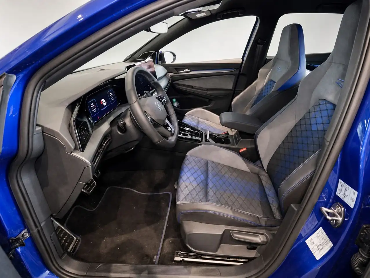 Volkswagen Golf R VIII 2.0 TSI Black Edition IQ-Light+HeadU — معرض صور السيارة 13