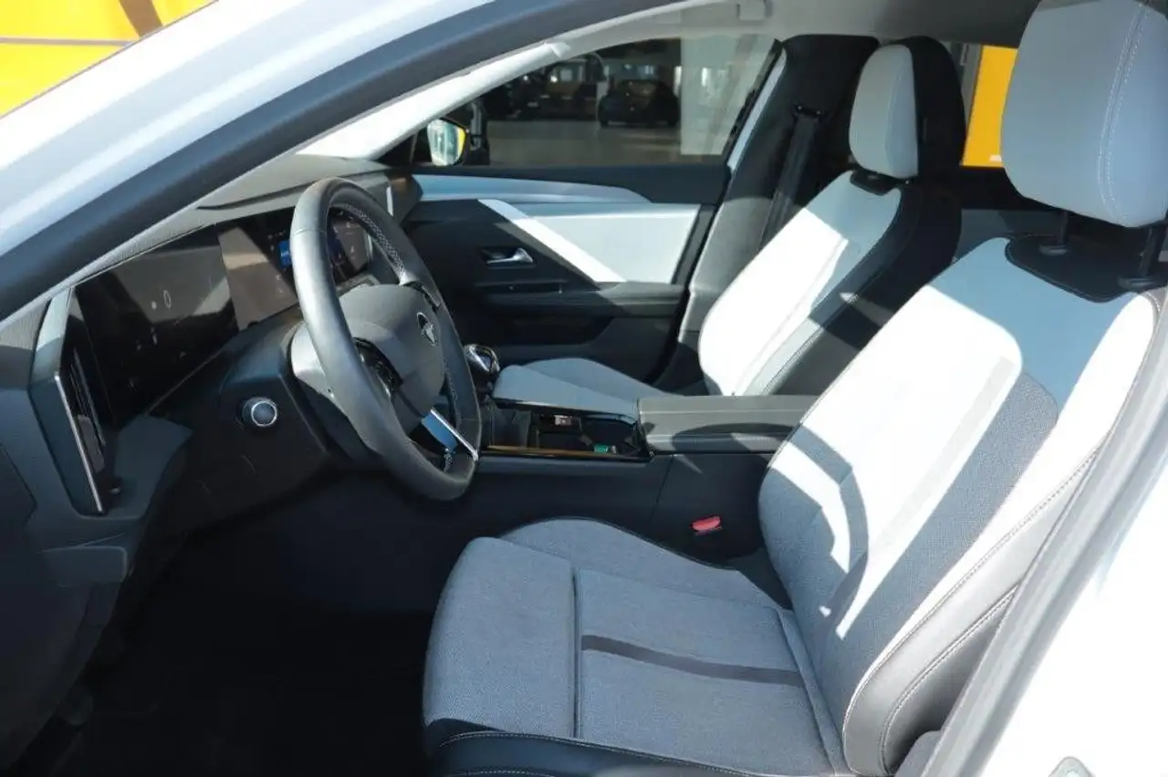 Opel Astra Sports Tourer 1.2T MT6 Elegance, AHK — معرض صور السيارة 14