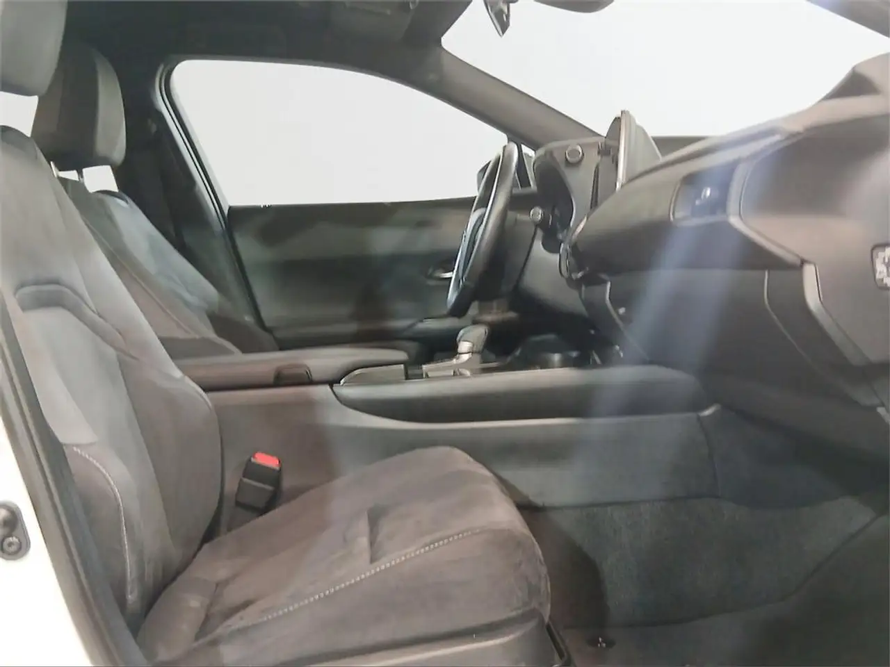 Lexus UX 300e e- Plus — معرض صور السيارة 6