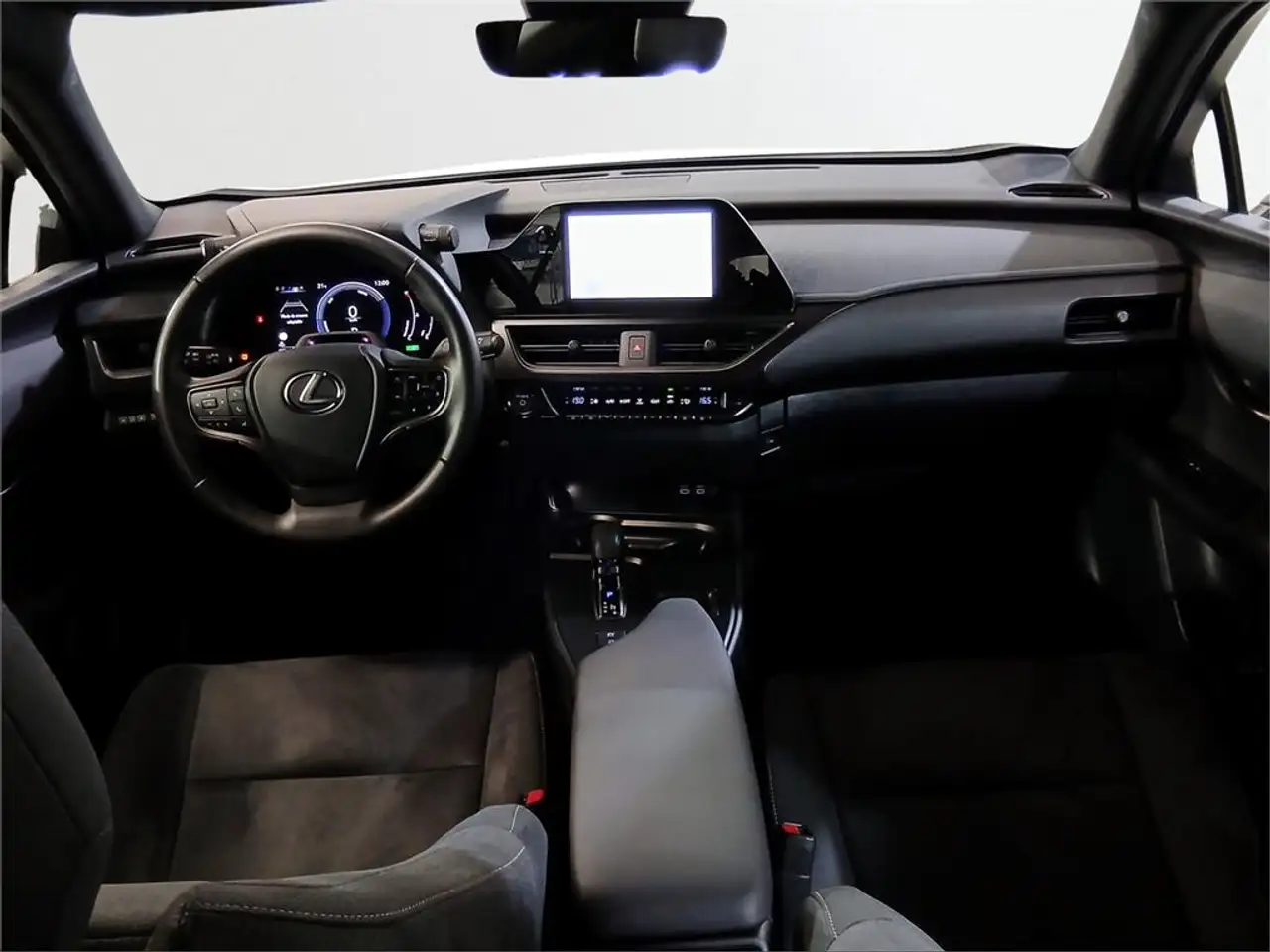 Lexus UX 300e e- Plus — معرض صور السيارة 8