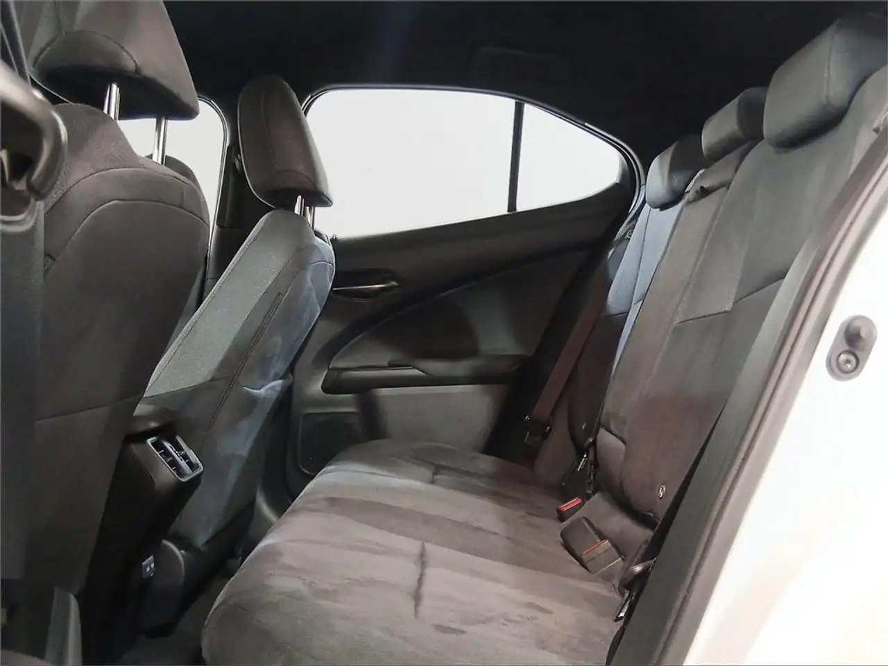 Lexus UX 300e e- Plus — معرض صور السيارة 11
