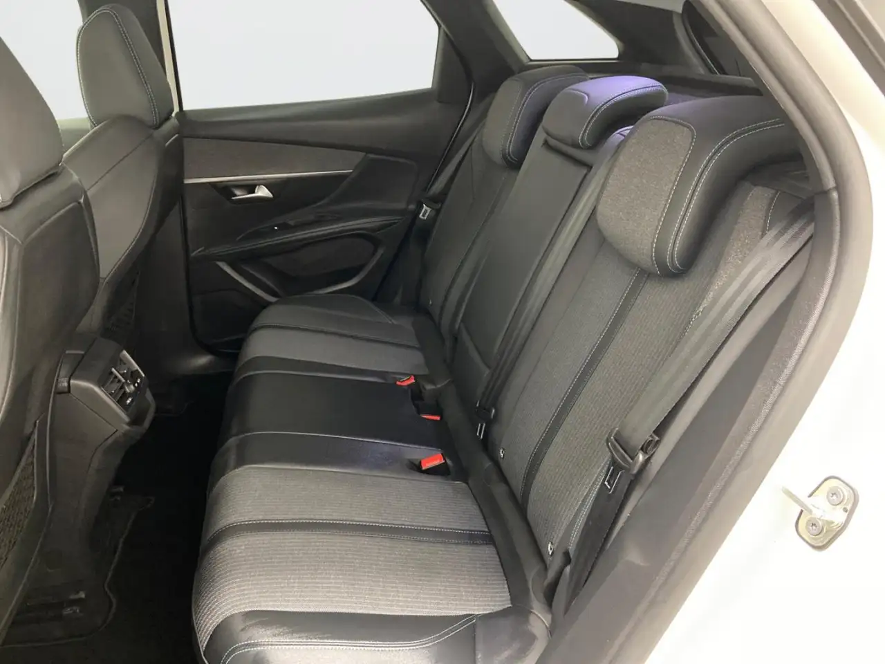 Peugeot 3008 1.2 PureTech S&S Allure 130 — Vehicle gallery 4