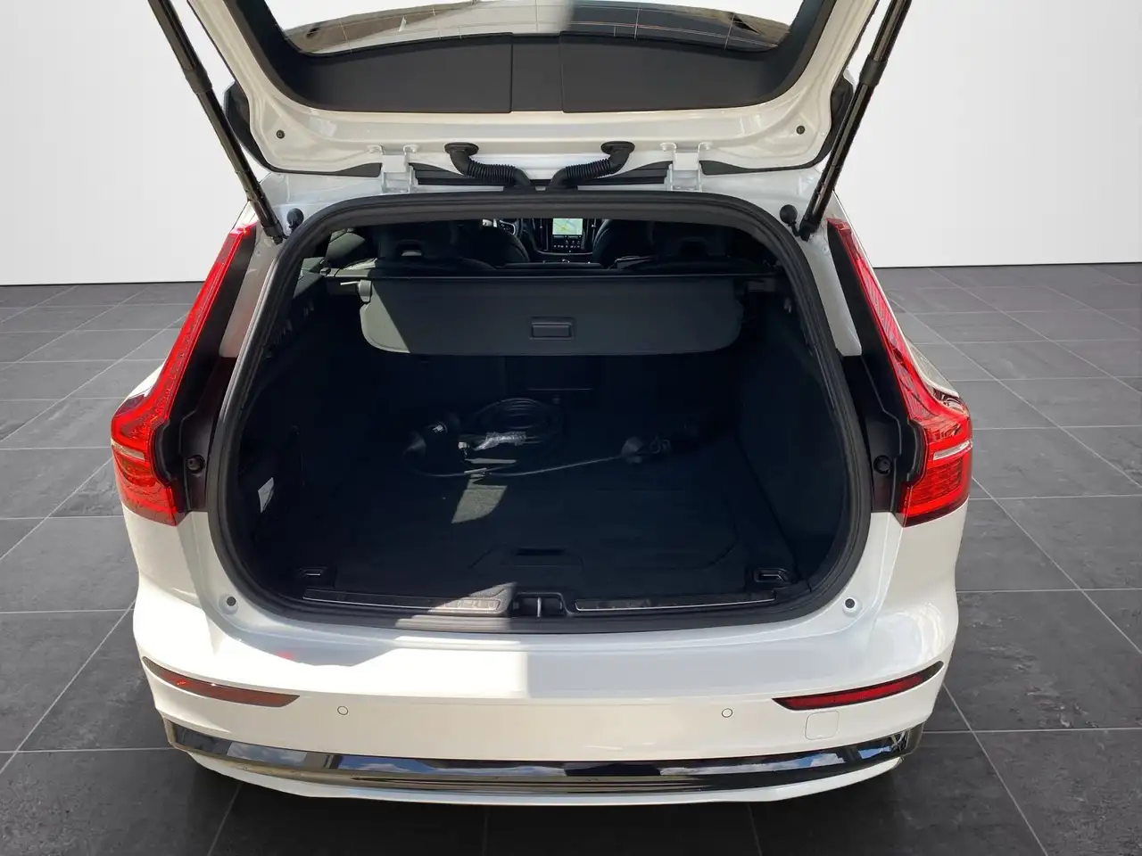 Volvo V60 Kombi T8 Plus Dark Recharge SitzHZG*DAB*Navi* — Galería del vehículo 14