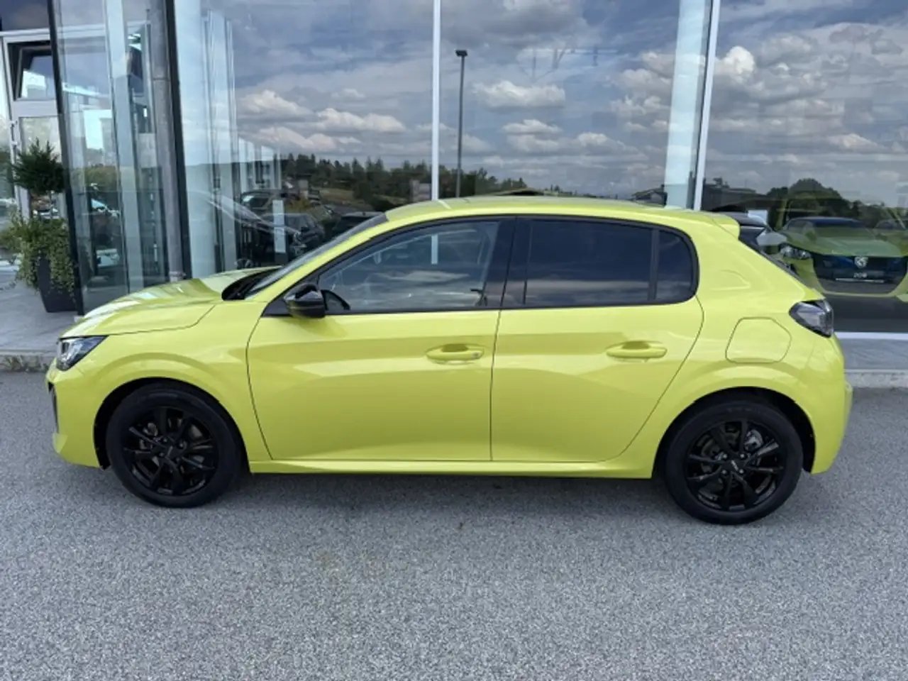 Peugeot 208 Allure Pure Tech, (NEUE SKR,) — معرض صور السيارة 2