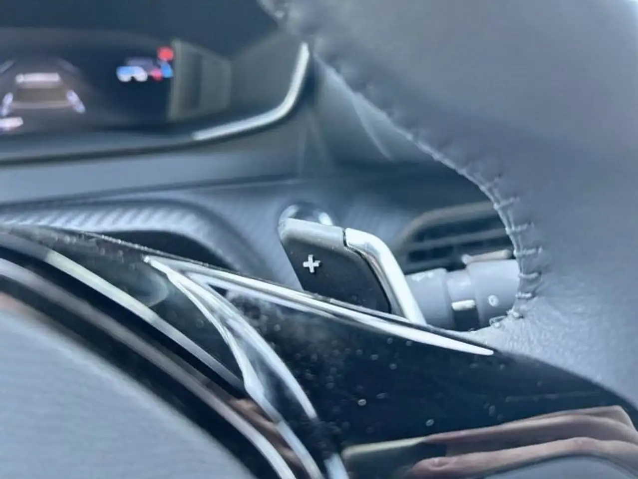 Peugeot 2008 Hybrid 136 Allure eDCS6 — Galerie du véhicule 22