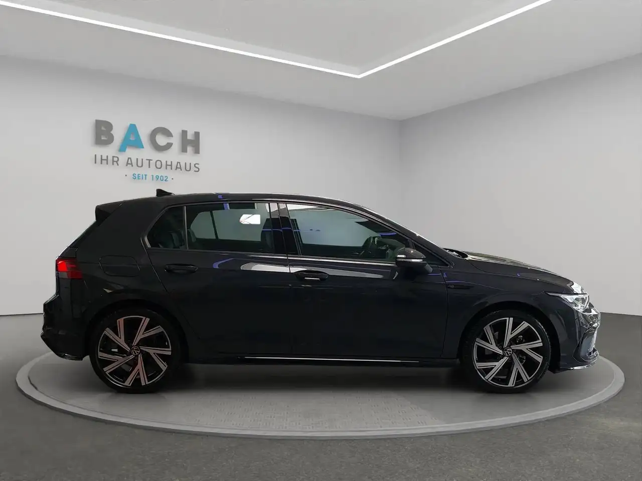 Volkswagen Golf R-Line 1,5 eTSI DSG 18" — معرض صور السيارة 5