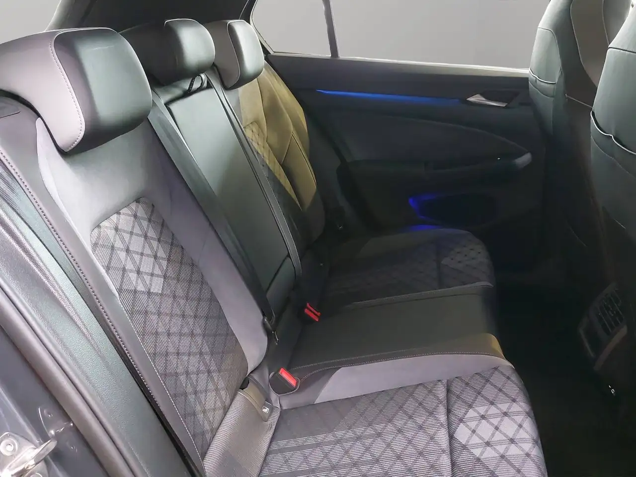 Volkswagen Golf R-Line 1,5 eTSI DSG 18" — معرض صور السيارة 17