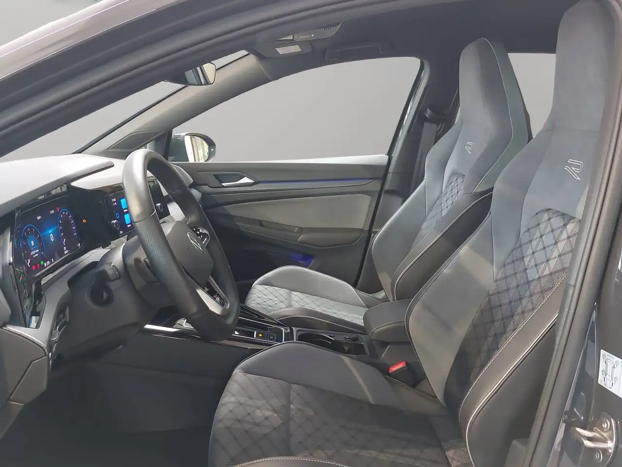 Volkswagen Golf R-Line 1,5 eTSI DSG 18" — معرض صور السيارة 9