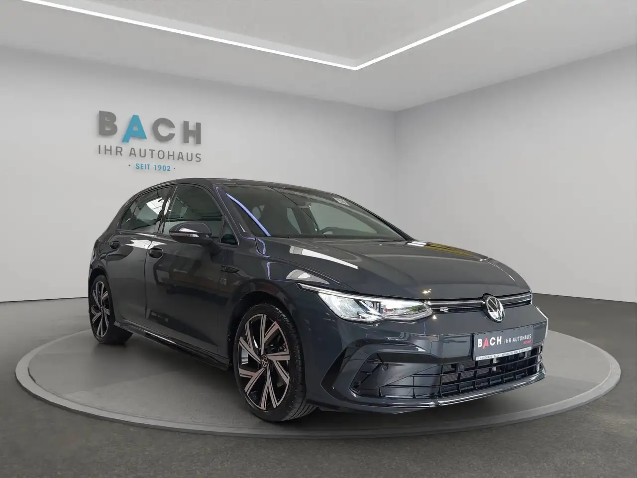 Volkswagen Golf R-Line 1,5 eTSI DSG 18" — معرض صور السيارة 3
