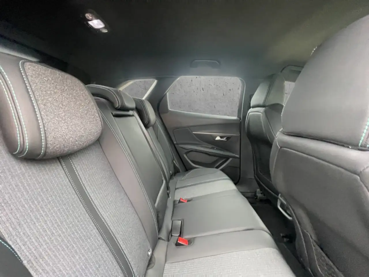 Peugeot 3008 Allure Pack PT 130 EAT8 Navi LED ACC Digitales Coc — معرض صور السيارة 14