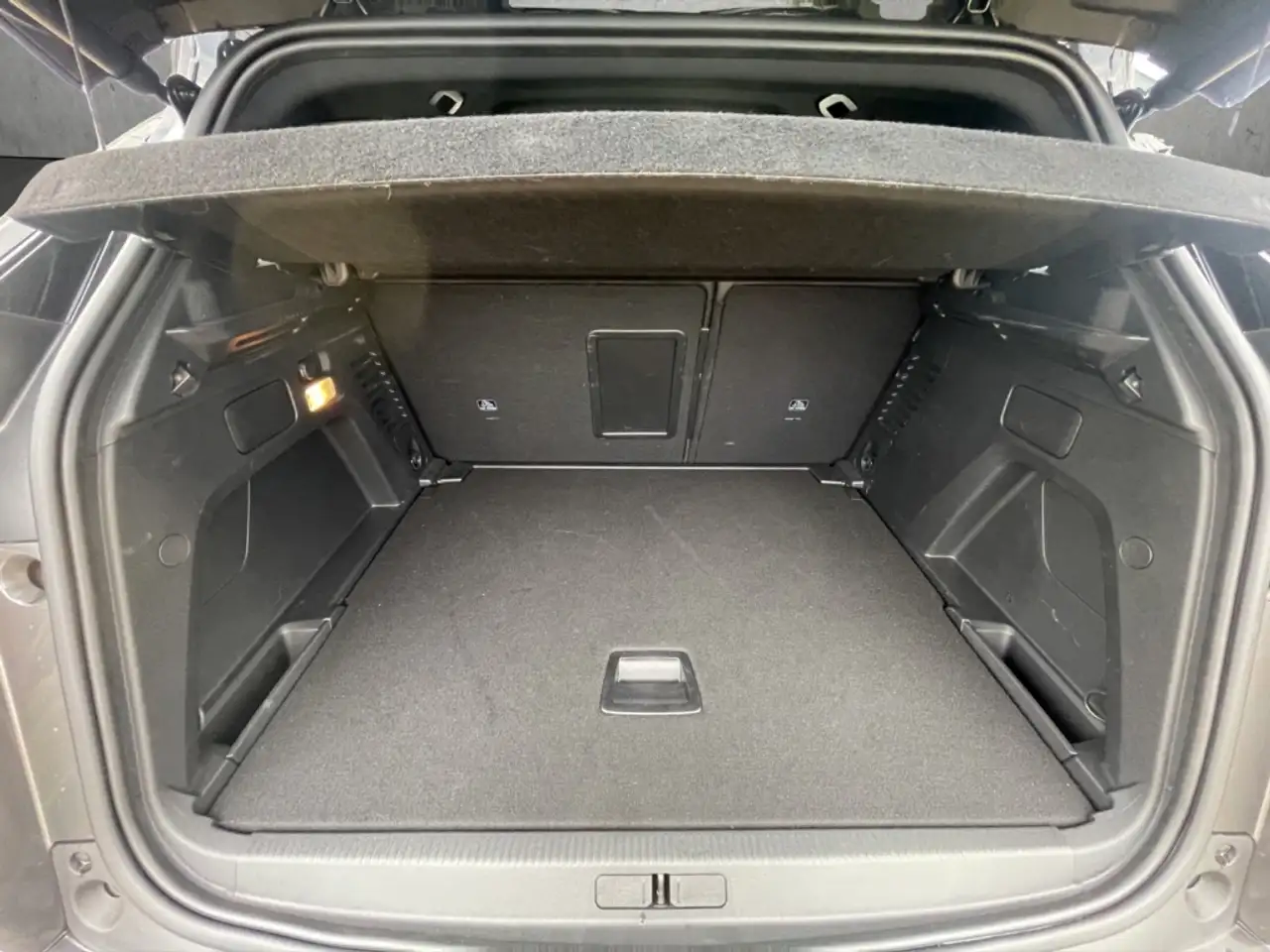 Peugeot 3008 Allure Pack PT 130 EAT8 Navi LED ACC Digitales Coc — معرض صور السيارة 7